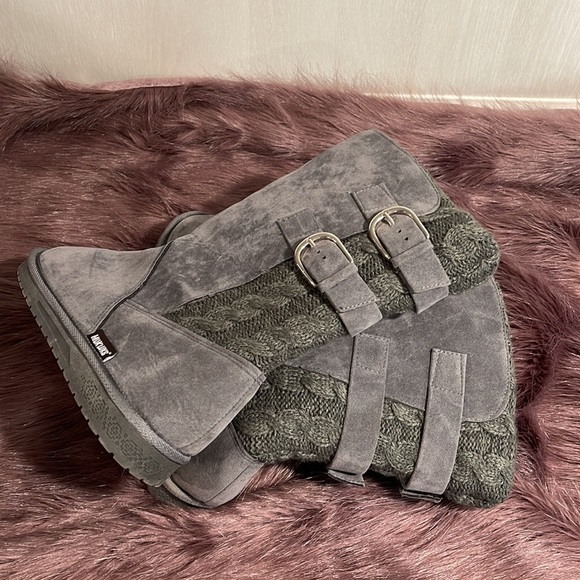 Mukluks pull up faux suede grey boots SZ 10 w sweater accent and 2 adj buckles - Picture 3 of 4